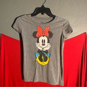Minnie Mouse grey shirt. Size 14 kids.
Size S